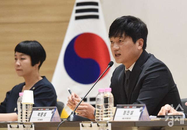 박문성 축구 해설위원이 8일 국회 의원회관에서 열린 ‘위기의 한국축구, 진단과 대안 긴급 토론회’에서 기조 발언을 하고 있다./ 이호형 기자 leemario@sporbiz.co.kr 2026.07.08