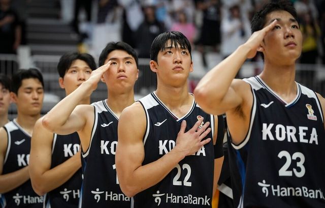 한국 남자농구 대표팀이 경기 전 국민의례에 나서고 있다. /대한민국농구협회 제공