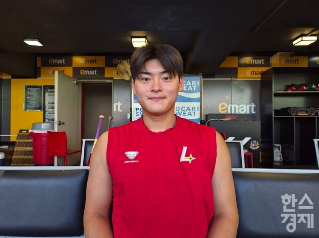 조병현이 지난달 29일 인천 SSG랜더스필드에서 본지와 인터뷰한 후 촬영에 응하고 있다. /신희재 기자