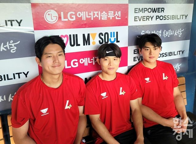 조형우(왼쪽부터), 정준재, 조병현이 지난 6월 아시안게임 명단 발표 직후 잠실구장에서 취재진을 만나 인터뷰하고 있다. /신희재 기자