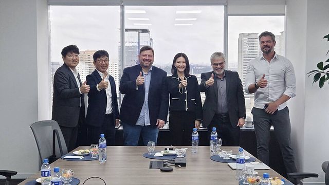 지난&nbsp;7월&nbsp;29일 스칼라 데이터 센터즈 경영진과 미팅을 진행한 팀네이버 경영진./네이버