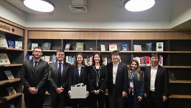 지난&nbsp;7월&nbsp;31일 칠레 정부 고위 관계자들과 미팅 후 기념사진을 촬영한 팀네이버 경영진./네이버