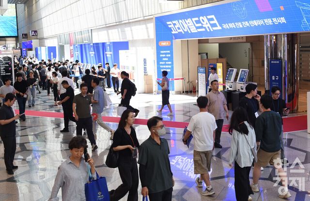5일 서울 강남구 코엑스에서 '2026 코리아빌드위크(KOREA BUILD WEEK)'가 열린 가운데 방문객들이 입장을 위해 등록을 하고 있다./ 이호형 기자 leemario@sporbiz.co.kr 2026.08.05