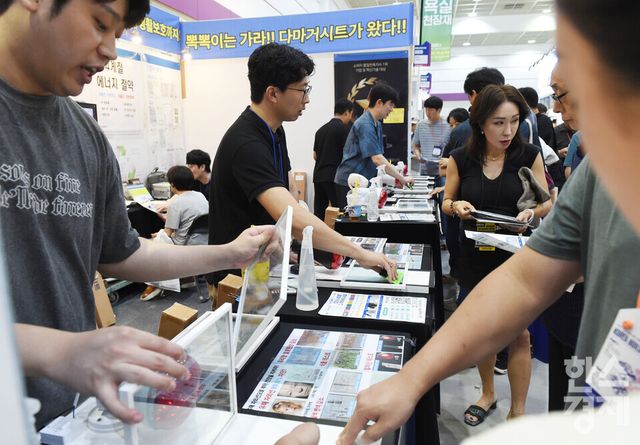 5일 서울 강남구 코엑스에서 '2026 코리아빌드위크(KOREA BUILD WEEK)'가 열린 가운데 방문객들이 다마거시트 부스서 유리창호 셀프 단열시트 설명을 듣고 있다./ 이호형 기자 leemario@sporbiz.co.kr 2026.08.05