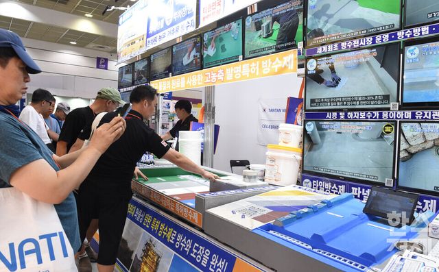 5일 서울 강남구 코엑스에서 '2026 코리아빌드위크(KOREA BUILD WEEK)'가 열린 가운데 방문객들이 탄탄 방수 부스서 다양한 방수 제품들을 살펴보고 있다./ 이호형 기자 leemario@sporbiz.co.kr 2026.08.05