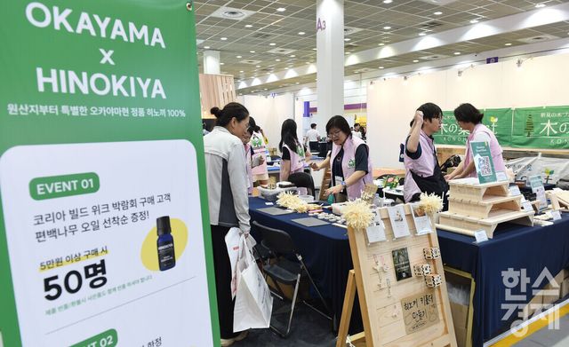 5일 서울 강남구 코엑스에서 '2026 코리아빌드위크(KOREA BUILD WEEK)'가 열린 가운데 방문객들이 일본 오카야마현 히노끼야 부스서 원목들을 살펴보고 있다./ 이호형 기자 leemario@sporbiz.co.kr 2026.08.05