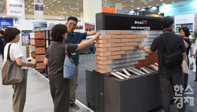 5일 서울 강남구 코엑스에서 '2026 코리아빌드위크(KOREA BUILD WEEK)'가 열린 가운데 방문객들이 브릭스 부스서 건축 외벽 벽돌 제품들을 살펴보고 있다./ 이호형 기자 leemario@sporbiz.co.kr 2026.08.05