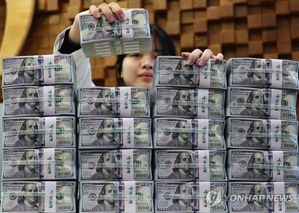 한국은행이 5일 발표한 '2026년 7월말 외환보유액'에 따르면 지난달말 우리나라의 외환보유액은 4279억5000만달러로 6월말 대비 5억9000만달러 증가했다. /연합뉴스&nbsp;