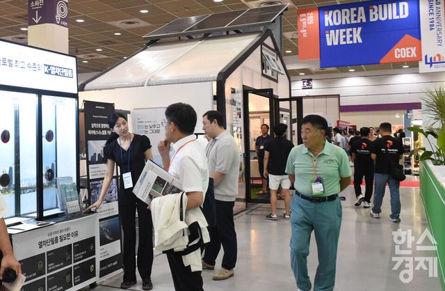 5일 서울 강남구 코엑스에서 '2026 코리아빌드위크(KOREA BUILD WEEK)'가 열린 가운데 방문객들이 다양한 건설·건축·인테리어 부스를 둘러보고 있다./ 이호형 기자 leemario@sporbiz.co.kr 2026.08.05