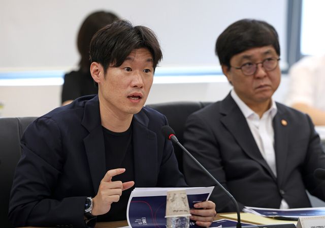 박지성 K-축구혁신위원회 공동위원장(왼쪽)과 최휘영 문화체육관광부 장관. /문화체육관광부 제공