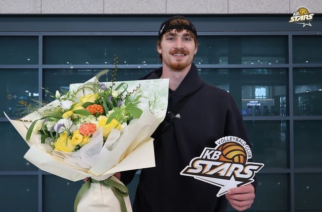 베버가 4일 인천국제공항을 통해 입국한 후 축하 꽃다발과 함께 기념 촬영하고 있다. /KB손해보험 제공