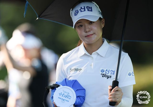 얼음주머니로 열을 식히고 있는 이서윤. /KLPGA 제공