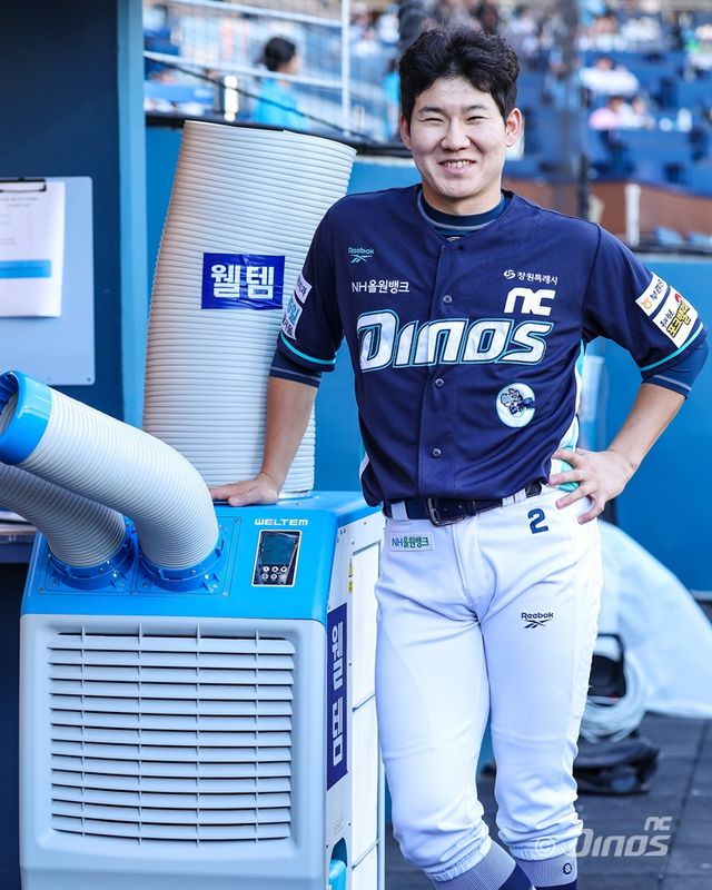 박민우가 웰템의 이동식 에어컨을 두고 포즈를 취하고 있다. /NC 다이노스 제공
