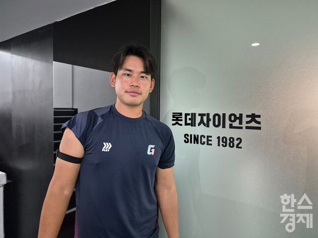 김진욱이 1일 부산 사직구장에서 본지와 인터뷰한 후 촬영에 응하고 있다. /신희재 기자