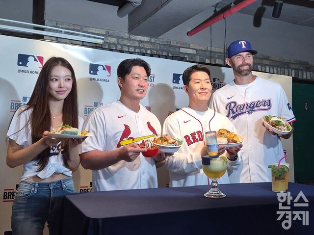 오승환(왼쪽 2번째부터), 김병현, 니퍼트가&nbsp;MLB 브렉퍼스트 클럽에 참여해 기념 촬영하고 있다. /신희재 기자