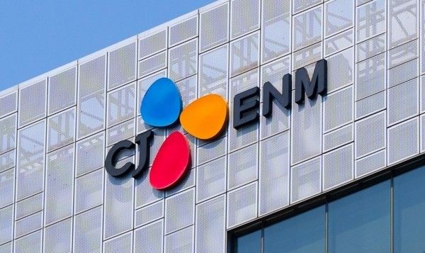 CJ ENM과 SK스퀘어의 전략적 투자로 토종 온라인동영상서비스(OTT) 기업 티빙과 웨이브의 통합이 가속화되고 있다. 유례없는 한류 열풍 속, 미국 OTT 기업 넷플릭스가 잡은 K콘텐츠 주도권을 몸집을 불리려는 토종 OTT가 가져올 수 있을까. / CJ EMN