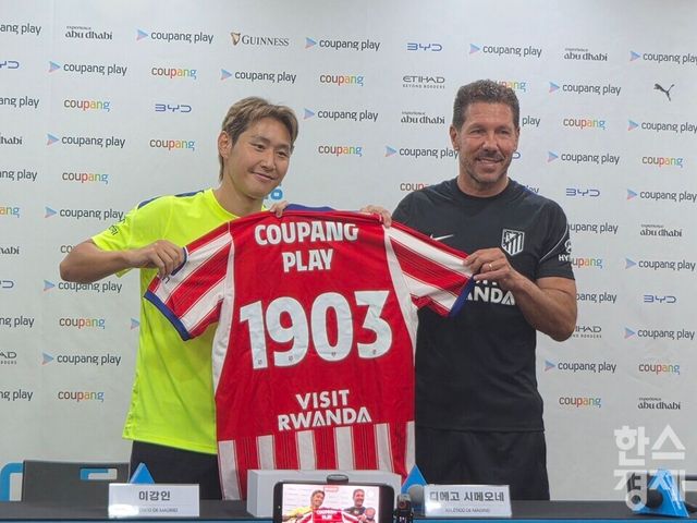 이강인(왼쪽)과 디에고 시메오네 감독이 아틀레티코 마드리드 유니폼을 들고 기념 촬영하고 있다. /신희재 기자