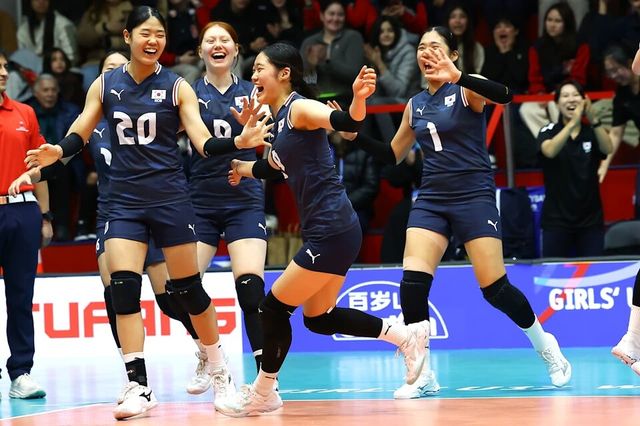 17세 이하 한국 여자배구 대표팀 선수들이 기뻐하고 있다. /FIVB 홈페이지 캡처