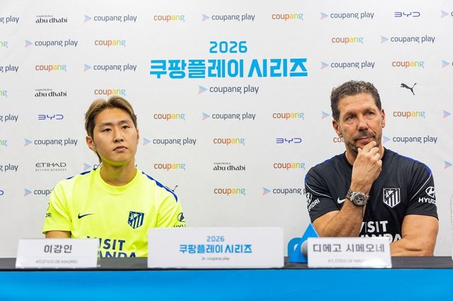 이강인(왼쪽)과 시메오네 감독. /쿠팡플레이 제공