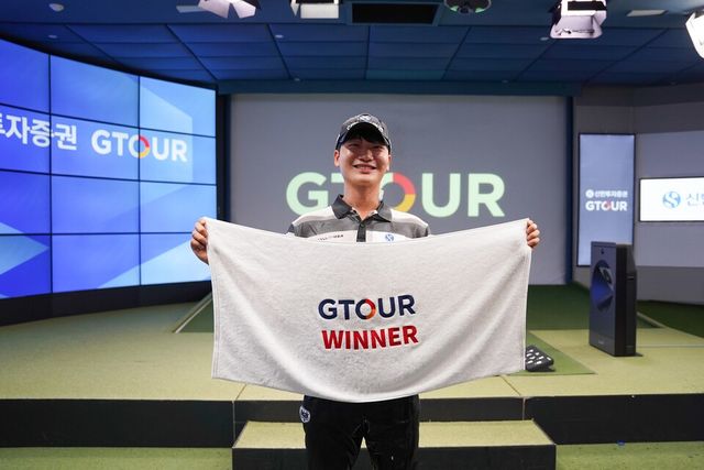 (사진3) 지난 8일(토) 대전 골프존조이마루에서 열린 ‘2026 신한투자증권 GTOUR’ 6차 메이저대회 우승자 최민욱이 위너타월을 들고 기념사진을 촬영하고 있다