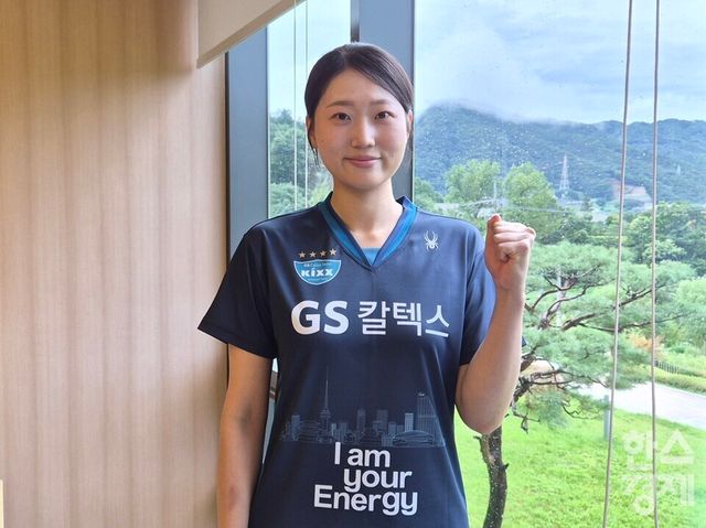 권민지가 1일 경기도 가평의 청평 GS칼텍스 클럽하우스에서 열린 구단 미디어데이에서 본지와 인터뷰한 후 촬영에 응하고 있다. /신희재 기자