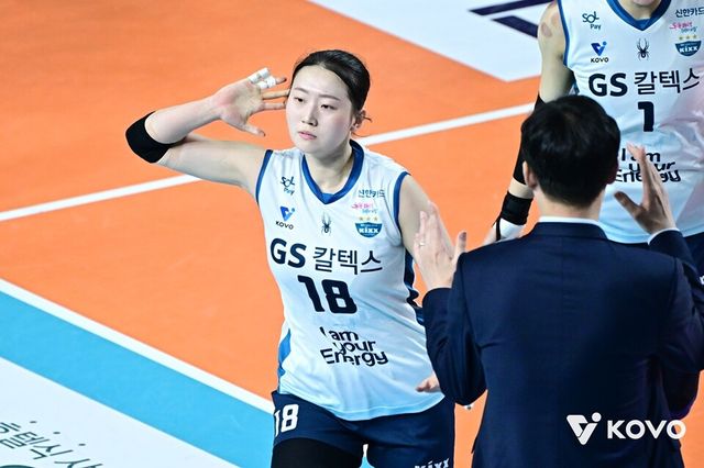 권민지가 함성을 유도하고 있다. /한국배구연맹 제공