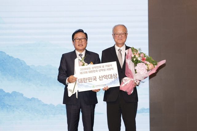 조좌진(왼쪽) 대한산악연맹 회장과 성기학 영원아웃도어 회장. /대한산악연맹 제공