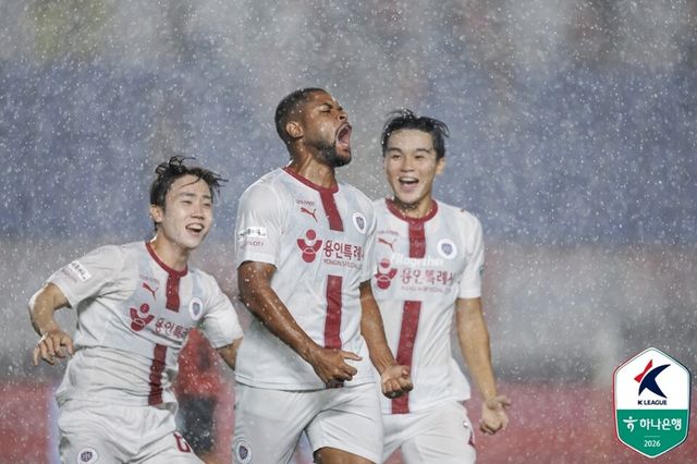 비티뉴(가운데)가 득점 직후 기뻐하고 있다. /한국프로축구연맹 제공