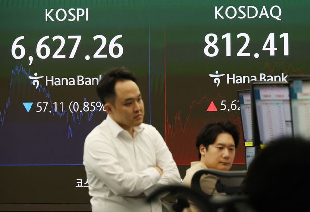 코스피가 15일 0.8% 내려 4거래일 연속 하락했다. /사진=연합뉴스