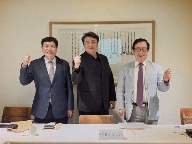제23회 서산해미읍성축제 주역들이 16일 서울 한 식당에서 기자들과 만나 파이팅을 외치고 있다. 왼쪽부터 임진번 서산문화재단 대표 이사와 이정민 축제총감독, 허권 서산문화재단 이사. /서산문화재단 제공