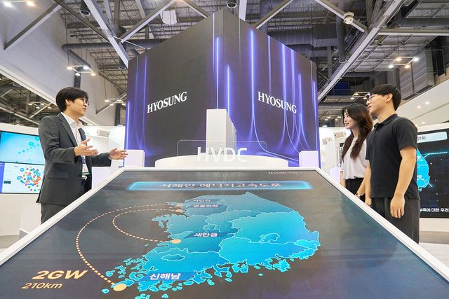 효성중공업 직원이 고객들에게 HVDC 기술을 소개하고 있다./효성