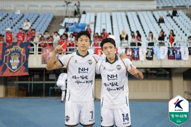 고재현(왼쪽)과 박세진이 부천전 승리 후 기념 촬영하고 있다. /한국프로축구연맹 제공
