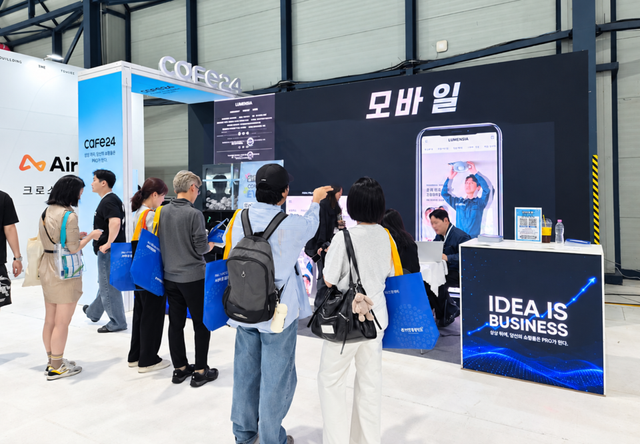 18일 서울 강남구 세텍(SETEC) 제1전시관에서 열린 ‘2026 코리아 이커머스 페어’에서 관람객들이 카페24 부스를 둘러보고 있다.