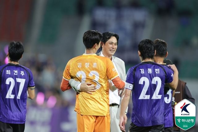 유병훈(가운데) 안양 감독이 경기 후 김정훈을 격려하고 있다. /한국프로축구연맹 제공