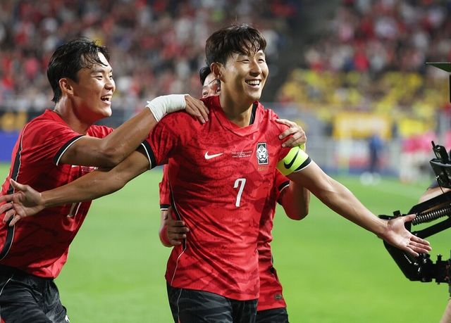 손흥민이 에콰도르전 득점 직후 기뻐하고 있다. /연합뉴스