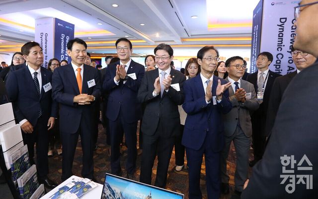 이억원 금융위원장과 유동수 국회 정무위원장, 정은보 한국거래소 이사장 등 내빈들이 28일 서울 중구 더 그랜드롯데 서울에서 열린 ‘코리아 프리미엄 위크 2026’ 개막식 로비에 마련된&nbsp; 투자 홍보 부스를 찾아 격려의 박수를 치고 있다./ 이호형 기자 leemario@sporbiz.co.kr 2026.09.28