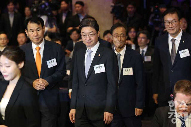 이억원 금융위원장과 정은보 한국거래소 이사장, 유동수 국회 정무위원장, 서일준 국회 정무위원회 야당 간사가 28일 서울 중구 더 그랜드롯데 서울에서 열린 ‘코리아 프리미엄 위크 2026’ 개막식 입장하고 있다./ 이호형 기자 leemario@sporbiz.co.kr 2026.09.28