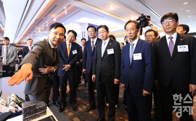 이억원 금융위원장과 유동수 국회 정무위원장, 정은보 한국거래소 이사장 등 내빈들이 28일 서울 중구 더 그랜드롯데 서울에서 열린 ‘코리아 프리미엄 위크 2026’ 개막식 로비에 마련된 홍보 부스를 찾아 설명을 듣고 있다./ 이호형 기자 leemario@sporbiz.co.kr 2026.09.28