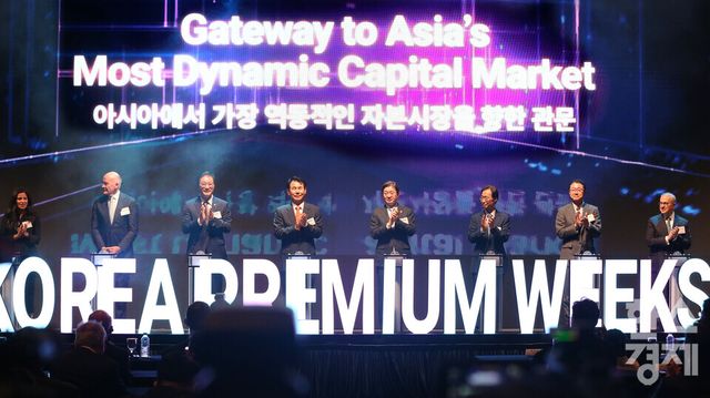 28일 서울 중구 더그랜드롯데에서 열린 '코리아 프리미엄 위크(Korea Premium Weeks) 2026'에서 이억원 금융위원장, 정은보 한국거래소 이사장 등 참석자들이 기념 사진을 촬영하고 있다. /사진=이호형 기자