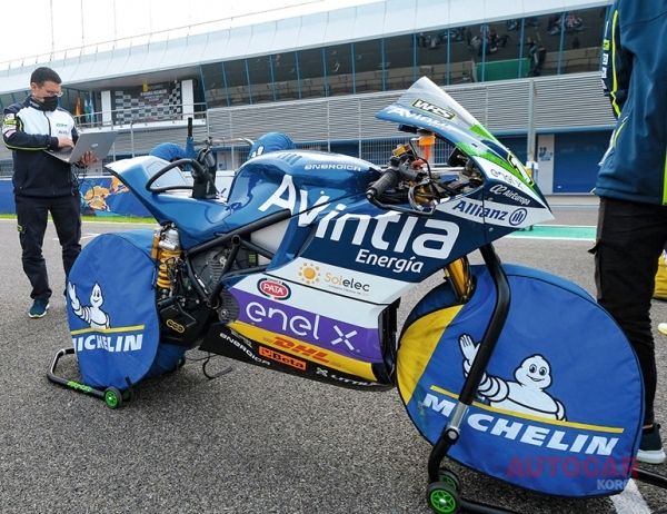 모토 E 타이어: 40% 재활용 바이오 기반 소재<br>