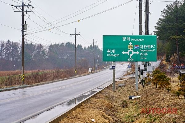 한적한 도로는 483마력의 전기차가 그 매력을 발휘할 수 있도록 해줬다<br>