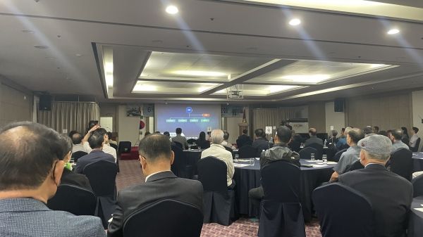 16일 계룡스파텔에서 열린 2023년 전반기 6.25 전사자 유가족 초청 유해발굴 사업설명회에서 유가족과 관계자들이 소개영상을 시청하고 있다. 이재영 기자