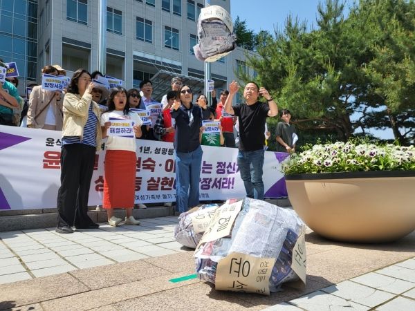 대전참여자치시민연대가 16일 대전시청 앞에서 기자회견을 열고, 윤석열 정부의 여성가족부 1년을 되돌아보며 퍼포먼스를 하고 있다.