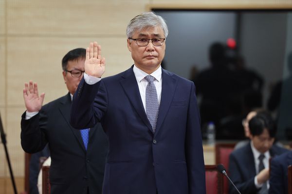 조강희 충남대병원장이 지난 18일 충북대학교 개신문화관 회의실에서 열린 국정감사에서 선서하고 있다. 연합뉴스