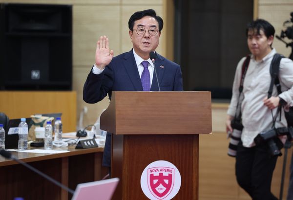 고창섭 충북대 총장이 18일 충북대학교 개신문화관 회의실에서 열린 국정감사에서 선서하고 있다. 연합뉴스