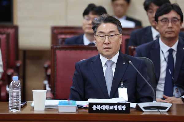 김원섭 충북대병원장이 지난 18일 충북대학교 개신문화관 회의실에서 열린 국정감사에 참석하고 있다. 연합뉴스