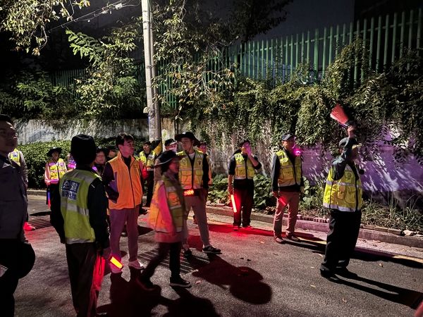 MZ자율방범대원과 문화1동 자율방범대원, 문화1동 주민자치위원회원 등이 지난 23일 문화1동 우범지역을 합동순찰하고 있다.