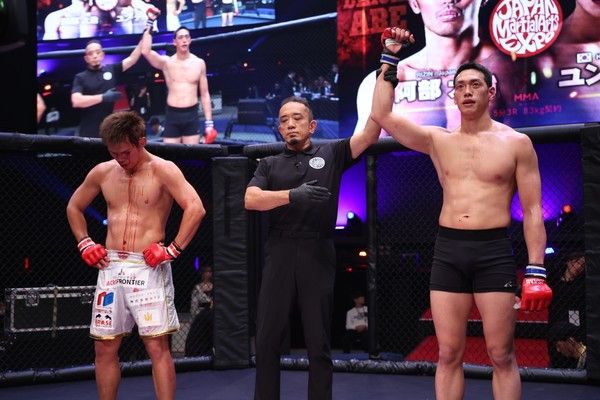 사진=스탠다드앤드프로그레스 스포츠에이전시 제공(윤태영이 일본 무술 엑스포 오프닝 종합격투기 경기로 UFC 출신 일본 두 단체 챔피언 아베 다이치를 꺾은 후 눈 위 상처를 보여주고 있다.)