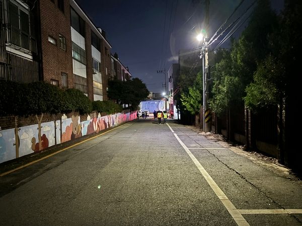 MZ자율방범대원과 문화1동 자율방범대원, 문화1동 주민자치위원회원 등이 지난 23일 문화1동 우범지역을 합동순찰하고 있다.