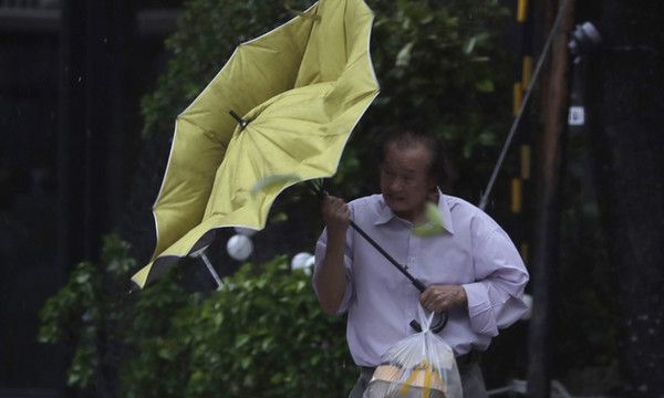 사진=&nbsp;31일(현지시간) 제21호 태풍 '콩레이'의 영향권에 들어간 대만 타이베이에서 한 남성이 강풍을 견디는 모습. AP연합뉴스